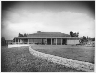 Spotlight on John Yeon, the Father of Northwest Regional Architecture - Photo 9 of 14 - Exterior of the Lawrence and Anne Kistner Shaw House in Portland, Oregon, 1950. The Shaw House was the only one of Yeon's "palace-style" houses that was actually built. 