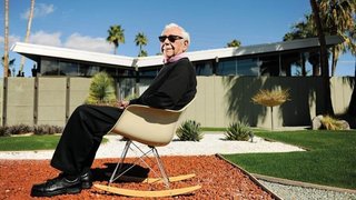 Krisel in front of one of his signature modernist designs in Palm Springs. 