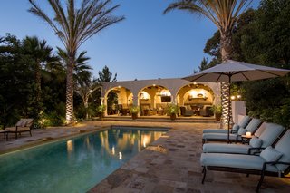 The most breathtaking features of Casa Comodoro are the custom pool and loggia area designed by Marc Appleton and Paul Williger. The architects have truly mastered the integration of the original architecture with modern updates and have created a space perfect for enjoying Southern Californian outdoor entertaining. The great room opens to an outdoor loggia and private courtyard on the other side of the home.