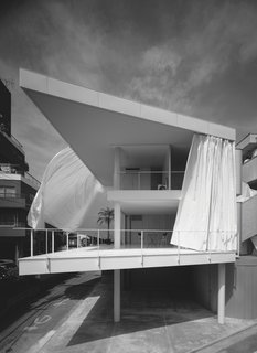 Shigeru Ban: The Curtain Wall House in Tokyo, Japan, 1994-1995 