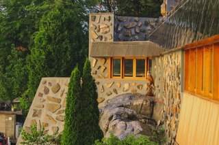 The use of desert masonry is another signature feature inspired by Wright. 