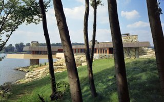 The home extends over the rocky shore of the island in a way that's reminiscent of Wright's Fallingwater. 