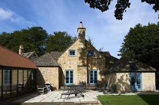 The home is arranged around a central courtyard, which creates a smooth connection between the extension and the stone gasworks. 