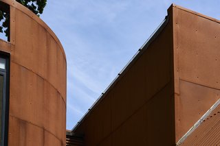 The extension is clad in Cor-Ten steel as a reference to the region's industrial and agricultural heritage. 