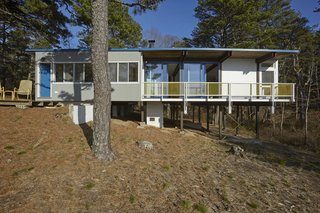 The four-foot-deep veranda wraps around three sides of the house’s public wing, shading it from the hot rays of the sun by an equally deep eave. 