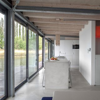 Stay in a Modern Houseboat in Berlin With Floor-to-Ceiling Windows - Photo 3 of 8 -