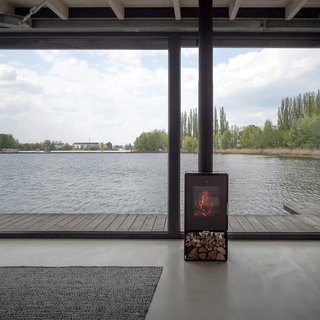 Stay in a Modern Houseboat in Berlin With Floor-to-Ceiling Windows - Photo 4 of 8 -