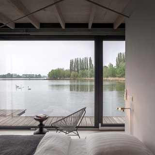 Stay in a Modern Houseboat in Berlin With Floor-to-Ceiling Windows - Photo 7 of 8 -