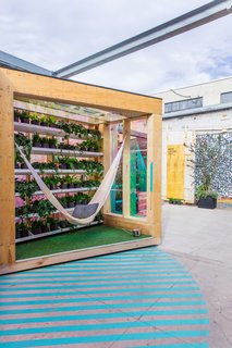 The iridescent exterior allows light to enter while maintaining a sense of privacy thanks to a wall of greenery. 