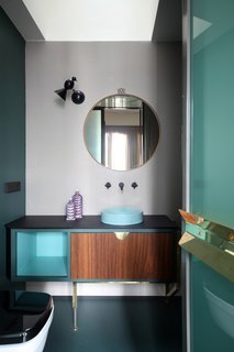 This Venetian Apartment Is Bursting With Incredible European Furnishings - Photo 22 of 23 -