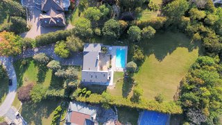 The land is narrow and low at the front and broader and higher towards the back, making a "money bag" shape considered to be auspicious for prosperity according to Feng Shui. The home is in move-in condition and features a smart monitoring system. 