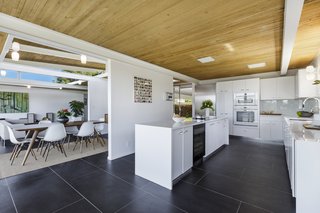 Spend the Night in an Iconic Case Study House North of San Francisco - Photo 10 of 16 -