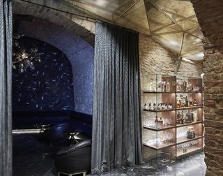 An Underground Speakeasy in Vienna Is Turned Into a Chic Cocktail Lounge - Photo 10 of 18 -