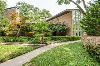 A Frank Lloyd Wright-Inspired Waterfront Masterpiece in Dallas Is Up For Auction - Photo 2 of 15 -