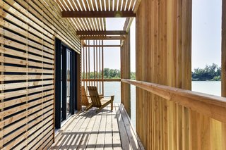 During the day, the experience inside the suite is a play of light and shadow with the sun filtering through the screening.