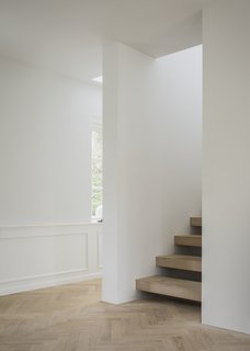 A central staircase creates a dynamic, semi-open space. The floating steps in solid oak creates a flow that connects the house vertically in a harmonious and contemporary manner. 