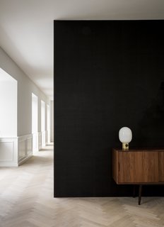 With natural lighting entering from every angle, each room of the house is now bright and airy. The interiors feature an elegant play of light and dark. 