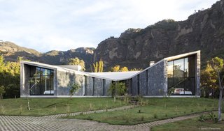 The house is a succession of three pavilions unified by a unique roof, and includes two covered patios.