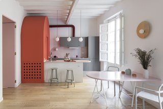 The arc-motif is a recurring theme throughout the kitchen's design. 