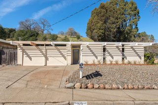With a classic post-and-beam flat-roof construction, the front door opens to a bright central atrium, giving the home the iconic indoor/outdoor connection that Eichlers are acclaimed for. 