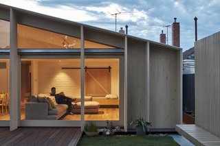 In order to meet the project's requirements for both affordability and sustainability, Warc Studio paired floor-to-ceiling glass windows with laminated timber fins constructed from arsenicfree H3 treated laminated radiata pine—a highly sustainable resource locally-sourced from a nearby plantation. 