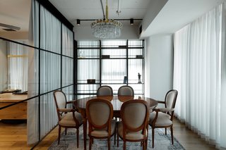 The office can be completely closed off from the living area via a curtain, giving the space a sense of privacy when needed.