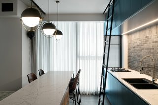 The unit is surrounded by floor-to-ceiling windows on all sides of the common areas, making it easy for ample amounts of natural light to be brought into the home. 
