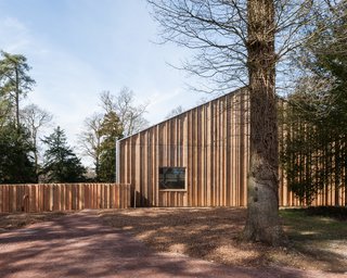 10 Buildings We Love by Piers Taylor - Photo 25 of 26 - The building was constructed entirely from green timber grown and milled on-site at Westonbirt, with a series of interns and apprentices from the Carpenter’s Fellowship. The students gained valuable experience through the process of working alongside master carpenters.<br> <span style="color: rgb(204, 204, 204); font-size: 13px;">Invisible Studio</span>