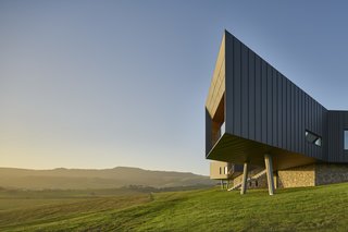The robust dwelling actively explores the relationship between structure and scenery. 