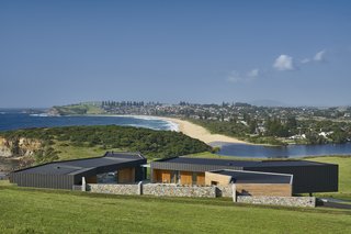 Headland House is positioned on the top of a hill on a 150-acre site where a ridge connects the Illawarra slope to the sea. From its elevated position, the residence enjoys sweeping views of Werri Beach and Geering Bay, as well as the grazing dairy cows in the nearby green pastures.