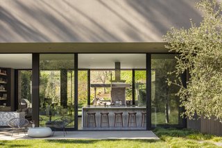 The seamless integration of the outdoors is perhaps best sensed in this image. The kitchen opens to a terrace with views straight through to the pool area on the other side, allowing for cross-breezes and the indoor/outdoor lifestyle that Southern California is known for.