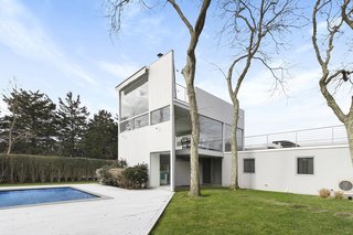 Gwathmey had designed many private homes for a long list of exclusive clientele who appreciated his boldly geometric, modernist style. 