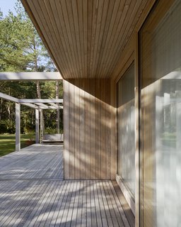 The roof's overhang also employs paneled Siberian larch. 
