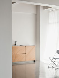 Manz recommends a five or eight millimeter stainless steel countertop for a floating look. The look is made possible from a shadowed panel which is placed under the surface approximately 20 millimeters from the countertop edge. 
