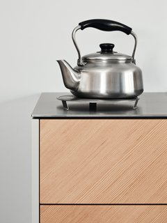 The wood grain of the Oregon Pine is laid at a 45-degree angle, softly contrasting with the horizontal and vertical lines of the kitchen. 