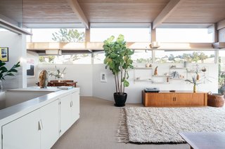 The main volume of the home luxuriates in a great sense of space. 