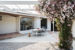 The addition of an angular backyard arbor, framed by perfumed jasmine, was based on Schindler’s original concept drawings for the home. 