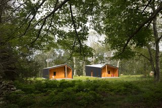 Shaped by angled walls that frame the surrounding countryside, the two studios are sited to respect their existing site and interact with the shared space between them. 