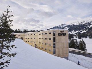 The two angled elements of the building follow the shoreline of the Heidisee Lake. 