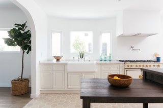 An arched doorway separates the kitchen from the dining room, allowing for easy entertaining. 