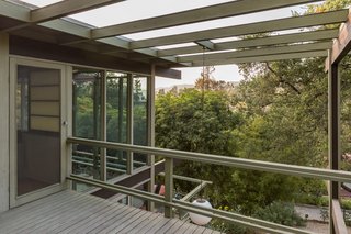 A second-level terrace overlooks the deck and provides stunning views of the surrounding San Gabriel mountains.
