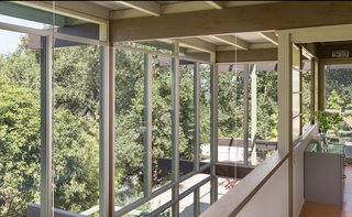 The feeling of indoor/outdoor living extends to the second floor thanks to the floor-to-ceiling glazing. The beauty of the post and beam construction is particularly sensed at this level.