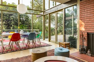 Expansive glazing creates a beautiful flow and a strong integration of indoor/outdoor spaces.