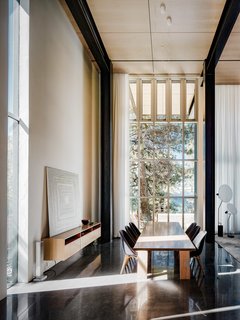 Each line is in communication with every other line: ceiling lines align with glazing patterns, while in the dining room the windows open together, a reference to the idea of a "machine for living." 