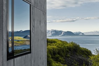 Although the house is perched on a high ridge, it sits modestly within the spectacular scenery. 