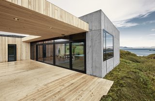 The central, rectangular, concrete structure features expansive glazing which showcases the stunning scenery from every angle. 