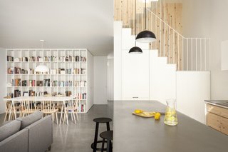 The kitchen is juxtaposed against the staircase and benefits from exceptional light coming from both the opening of the mezzanine and the windows overlooking the garden.