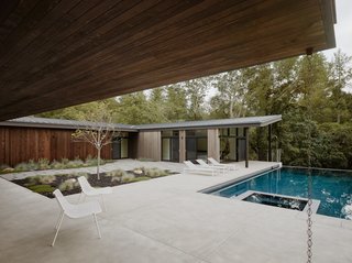 Butler Armsden placed the home on a poured-concrete platform, providing expansive views that reveal themselves only after passing through to the central courtyard of the house. 