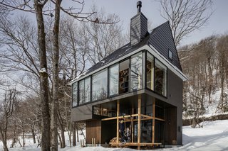 The first-floor cantilevers out and is perched like a platform, serving as a great viewpoint for observing the surrounding forest scenery. 
