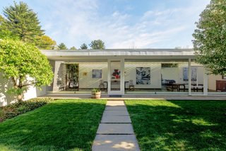 The rectilinear, modernist home features expansive glazing and blurs the lines between the indoors and outdoors.